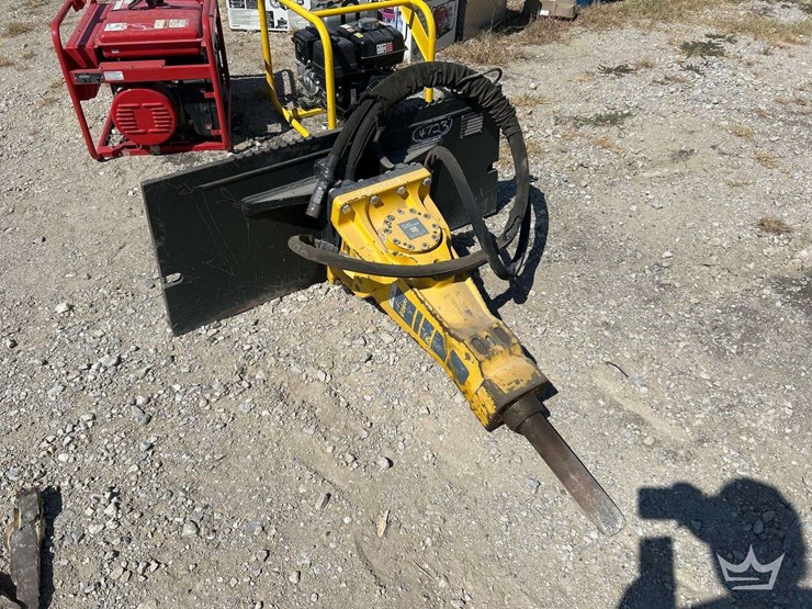 epiroc-sb302-hydraulic-breaker-skid-steer-attachment-image-1