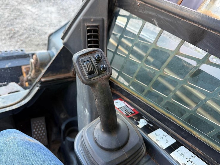 2012-deere-323d-image-20