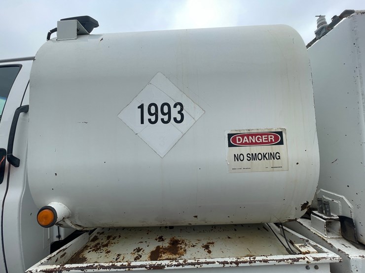 #1466-•-2003-chevrolet-c7500-fuel-and-lube-truck-(has-wy-title)-image-14
