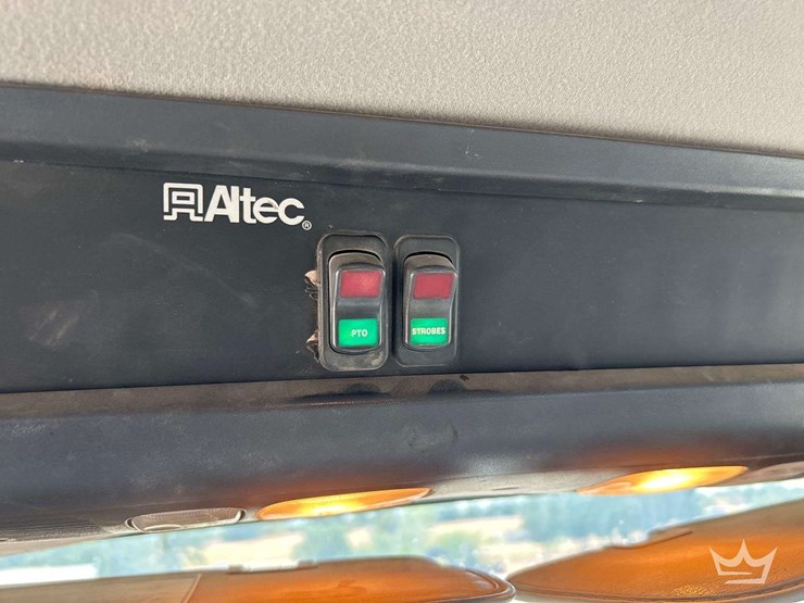 2018-freightliner-m2-106-image-18
