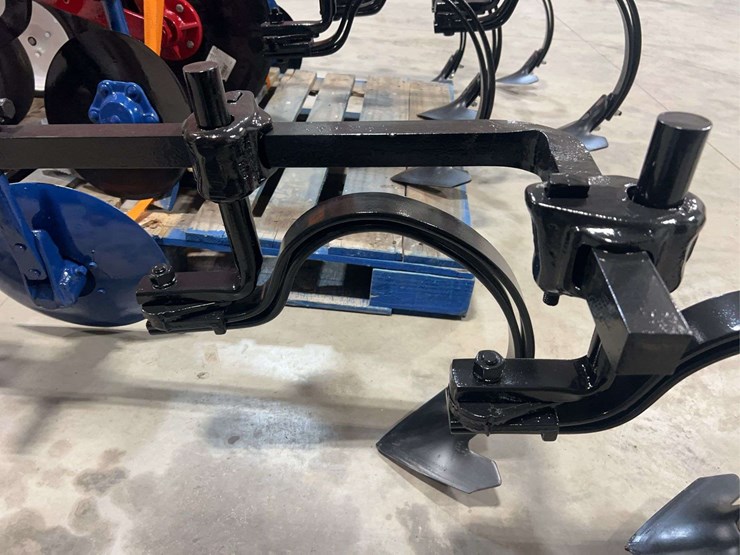 international-harvester-two-row-fast-hitch-hiller-cultivator-image-23
