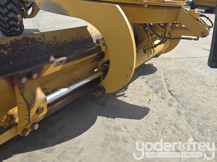 2015-caterpillar-140m3-awd-image-32