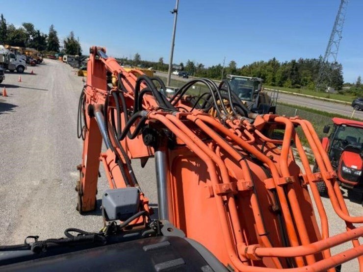 2014-hitachi-zx220w-3-image-45