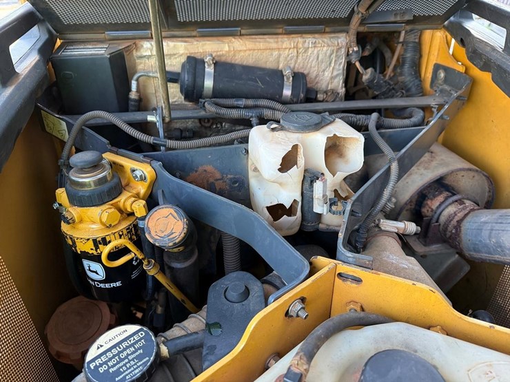 2012-deere-323d-image-15