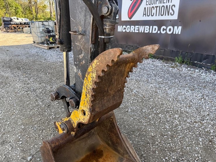 2005-deere-35d-image-9