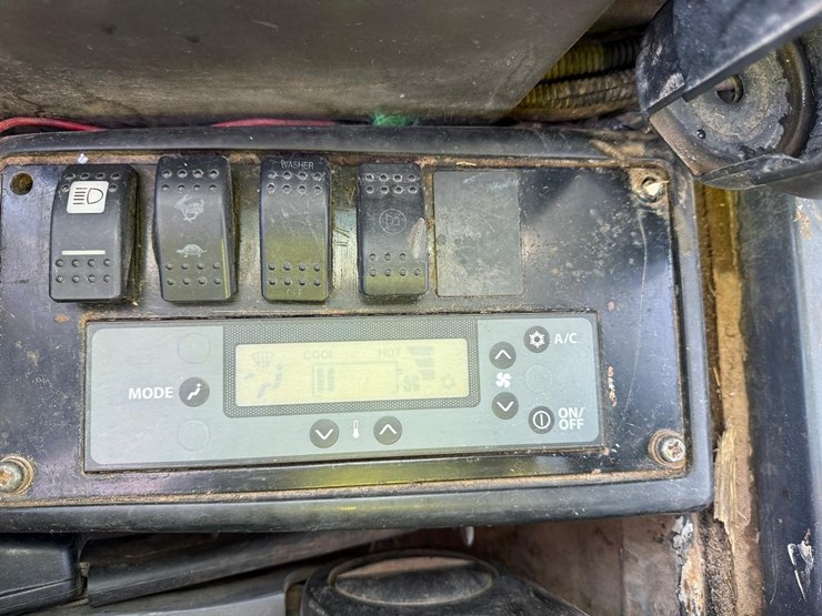 2005-deere-35d-image-25