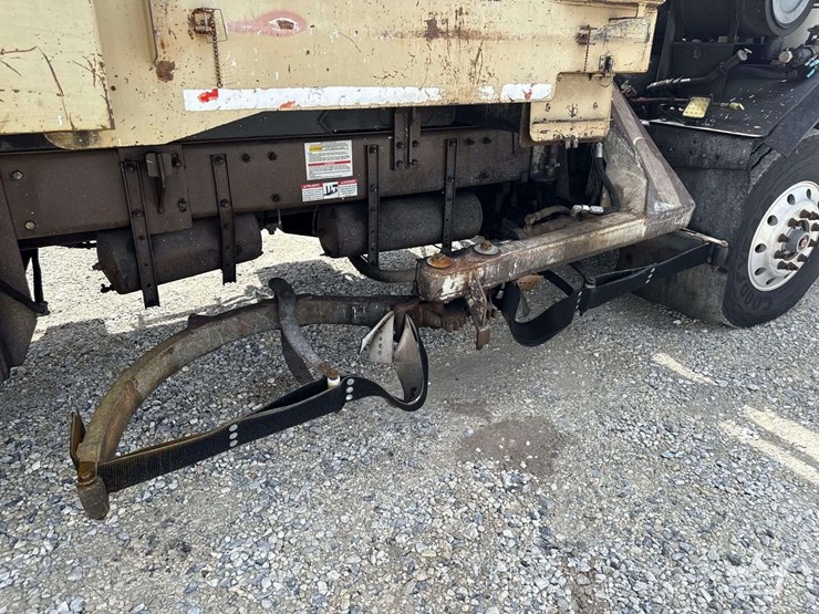 2014-peterbilt-320-image-14