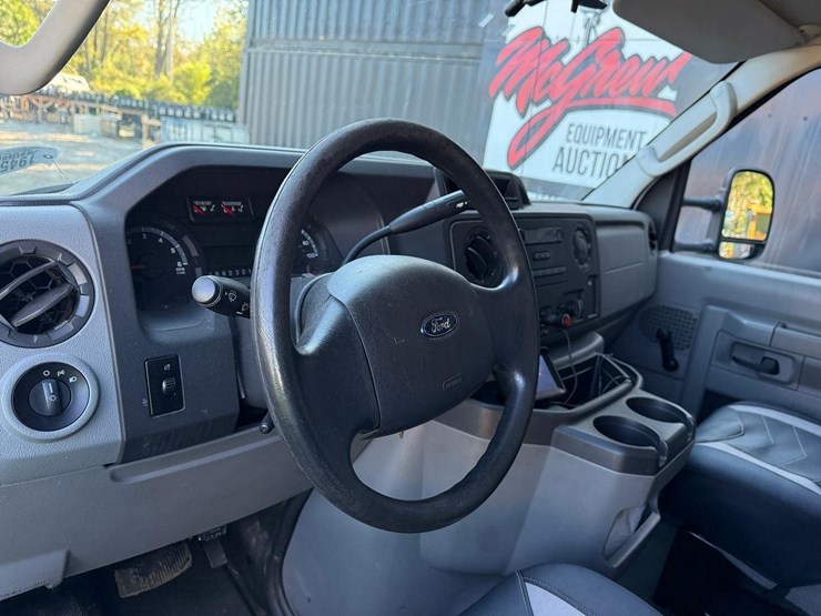 2014-ford-e350-image-17