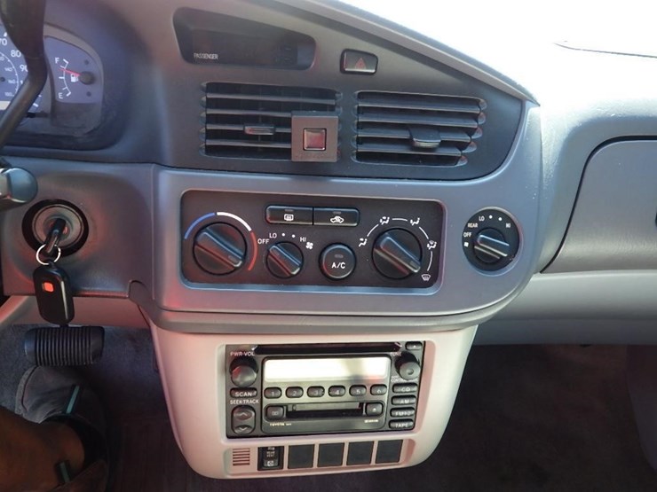 2002-toyota-sienna-image-21