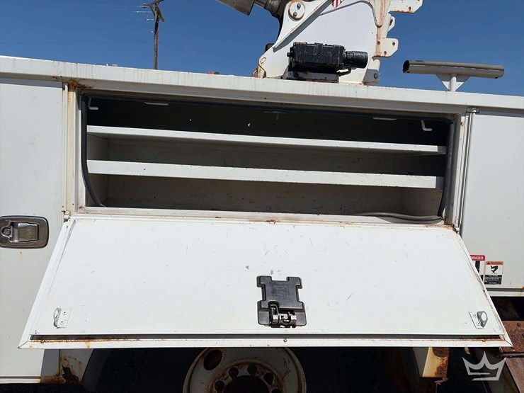 2018-freightliner-m2-106-image-11