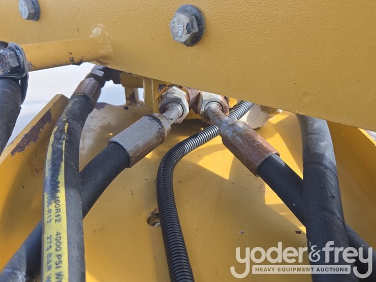 2015-caterpillar-140m3-awd-image-28