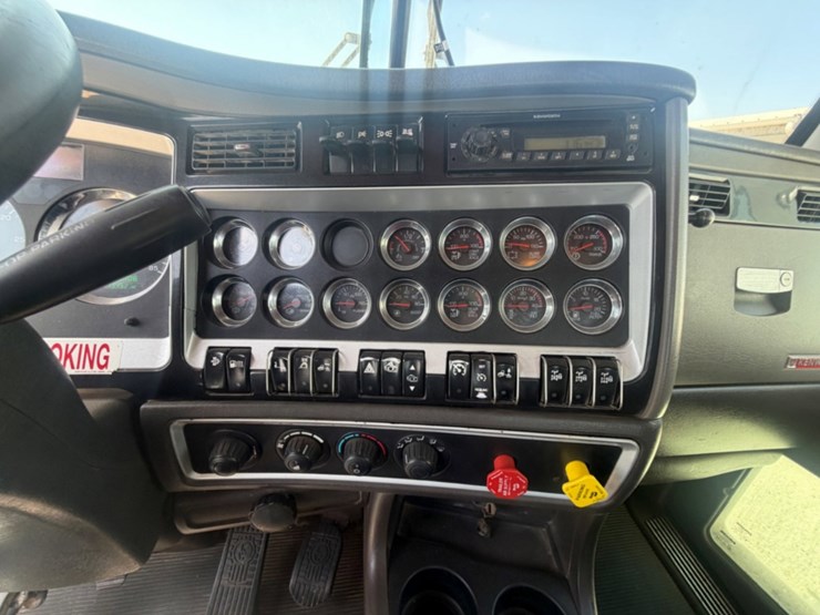 2012-kenworth-w900-image-11