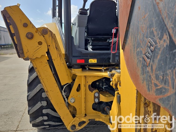 2019-caterpillar-420f2-image-29