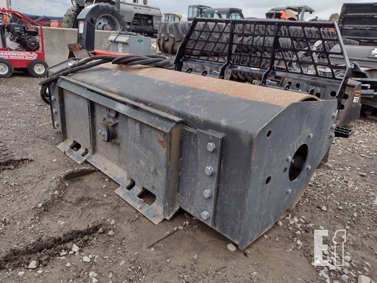 72-in-vibratory-roller-for-skid-loader-image-2