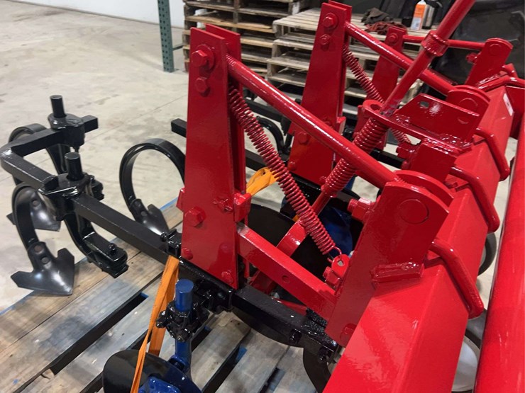 international-harvester-two-row-fast-hitch-hiller-cultivator-image-13