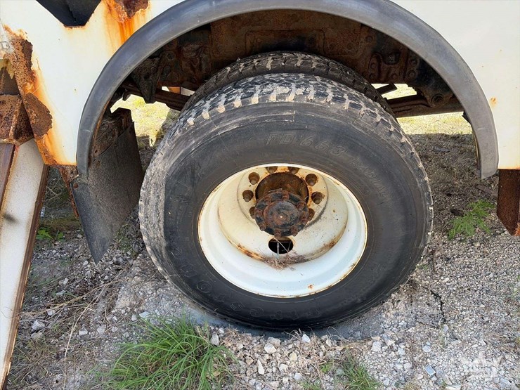 2018-freightliner-m2-106-image-26