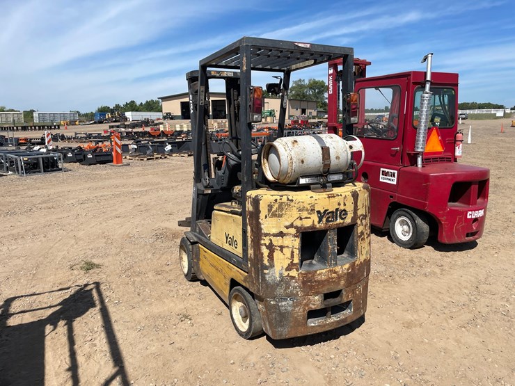 #1056-•-yale-forklift-image-3