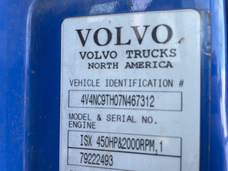 #1465-•-2007-volvo-ds-999-sleeper-cab-truck-tractor-(has-mn-title)-image-10