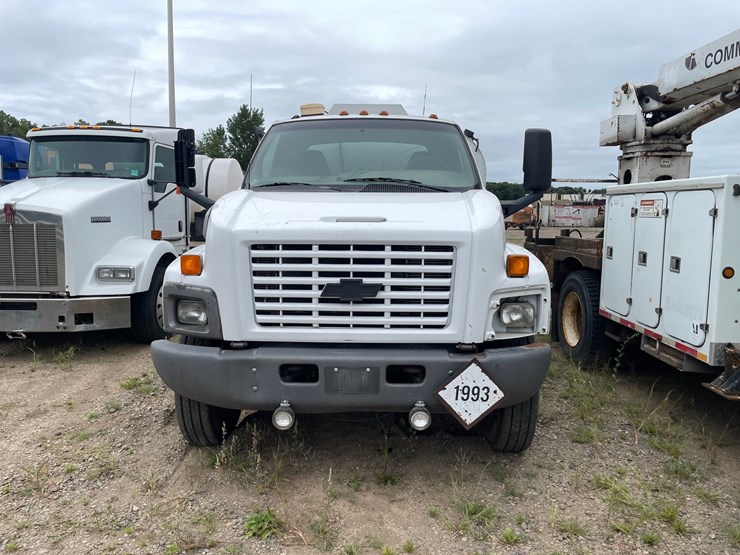 #1466-•-2003-chevrolet-c7500-fuel-and-lube-truck-(has-wy-title)-image-10