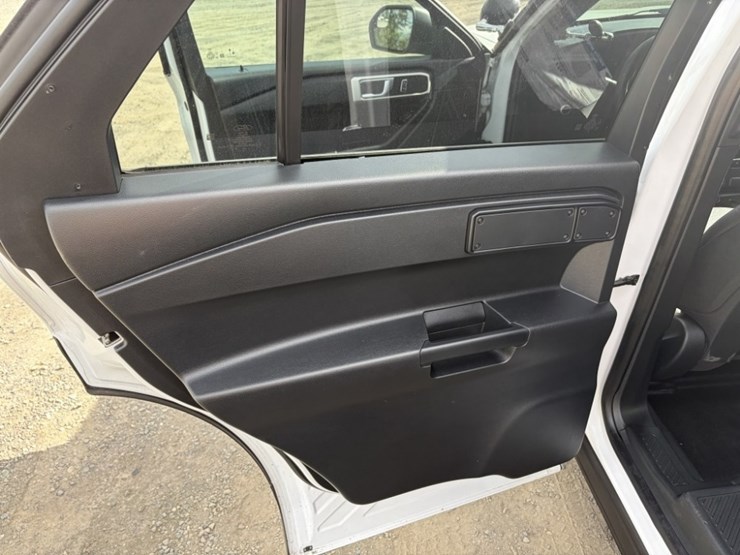 2020-ford-explorer-image-23