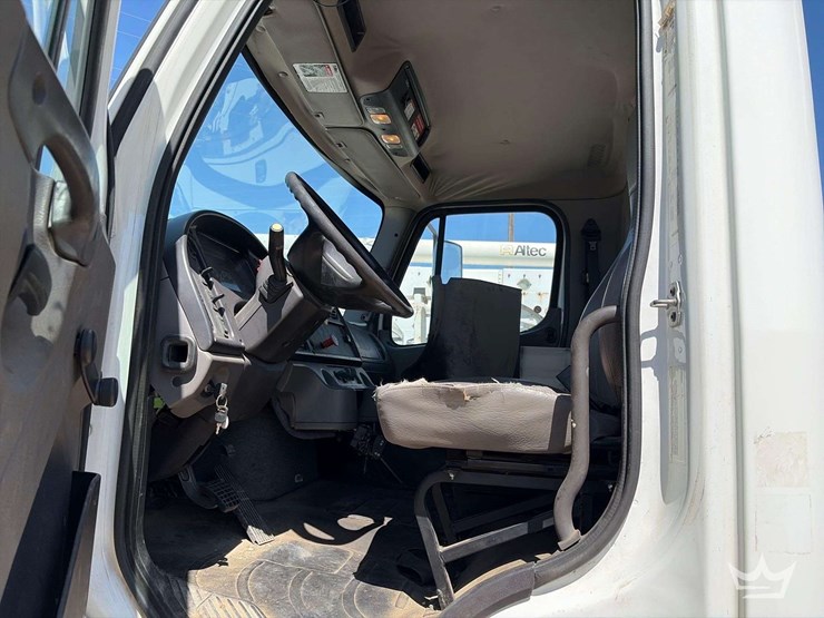 2018-freightliner-m2-106-image-4