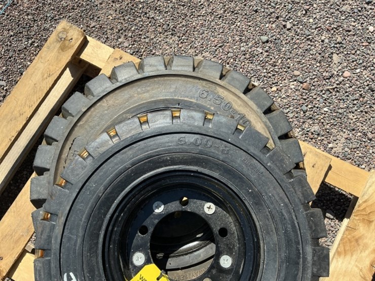 set-of-forklift-wheels-&-tires-image-3