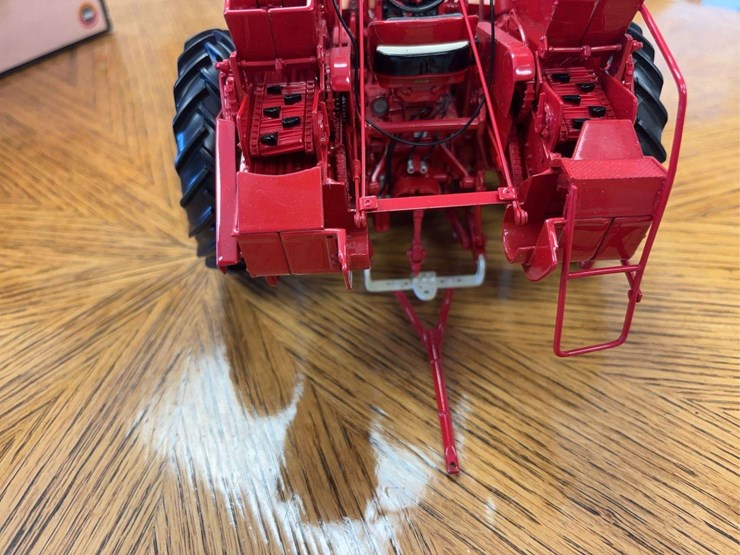 1/16-farmall-560-with-2-mh-corn-picker-precision-series-#14-image-17