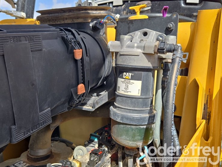 2019-caterpillar-420f2-image-48
