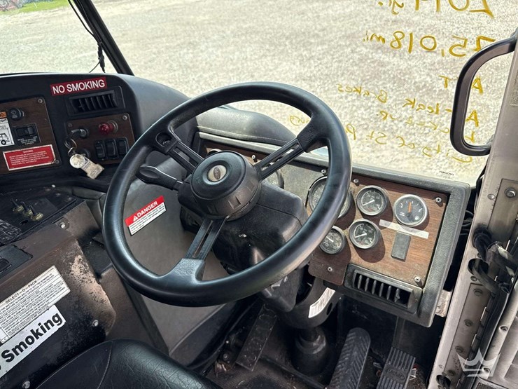 2014-peterbilt-320-image-25