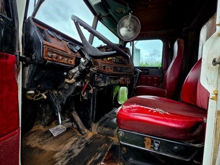 1999-freightliner-fld112-image-8