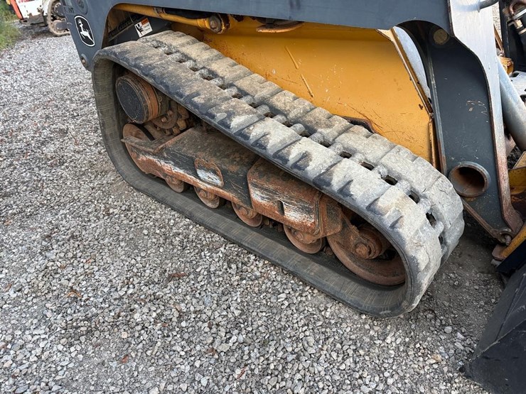 2012-deere-323d-image-12