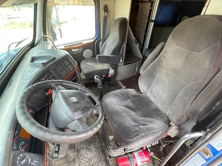 #1465-•-2007-volvo-ds-999-sleeper-cab-truck-tractor-(has-mn-title)-image-21