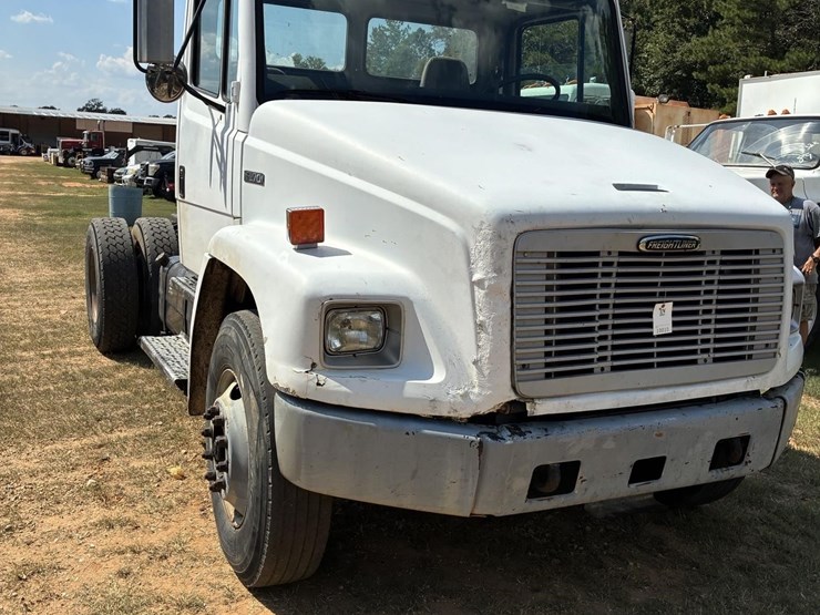 2001-freightliner-fl70-image-1