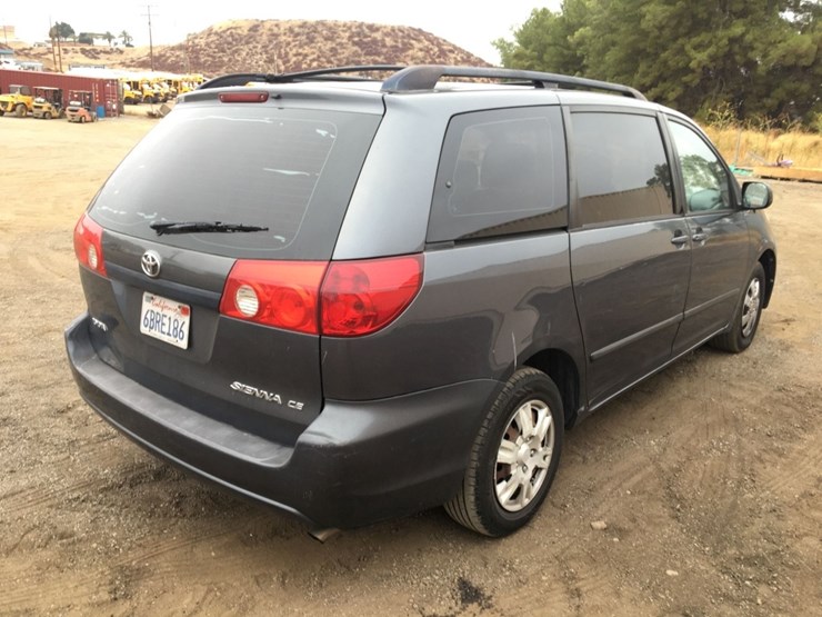2008-toyota-sienna-ce-image-3