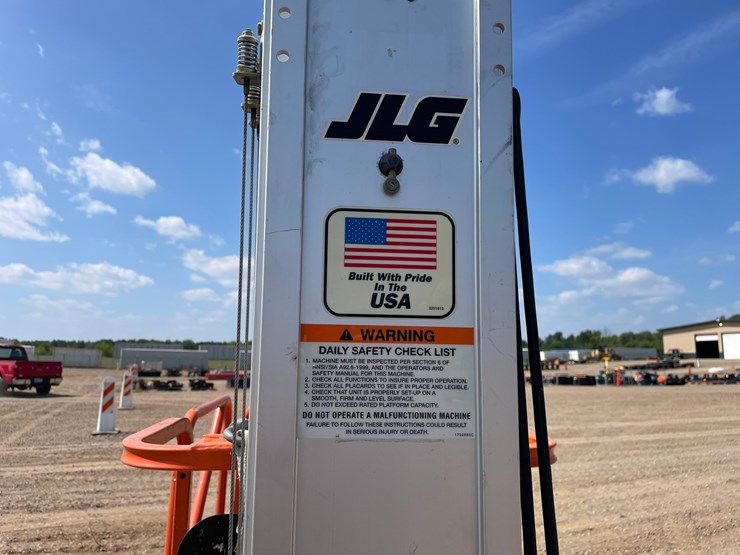 #1001-•-2002-jlg-15vpsp-man-lift-image-7