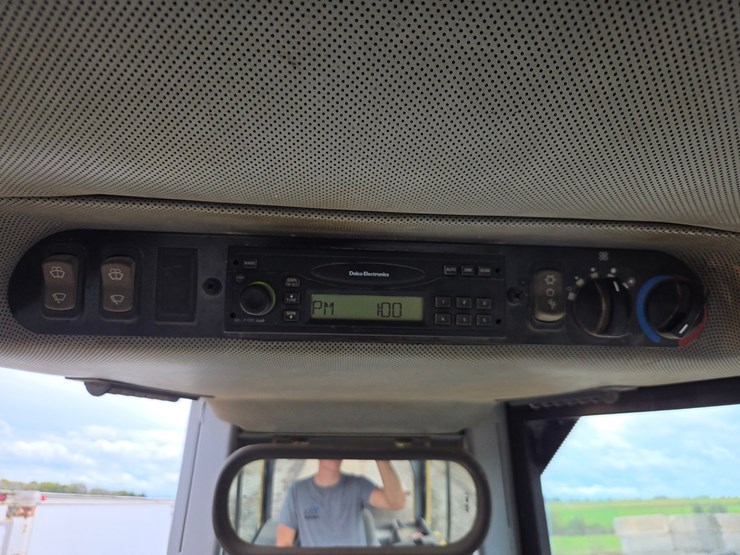 2004-deere-650h-xlt-image-43