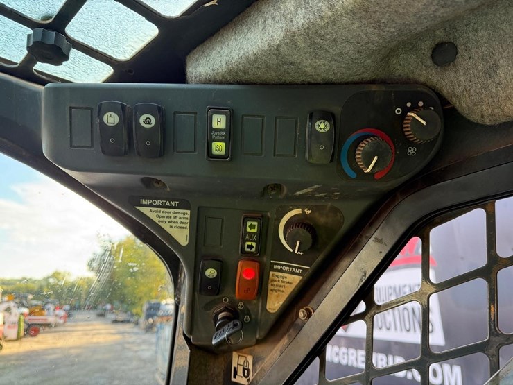 2012-deere-323d-image-21