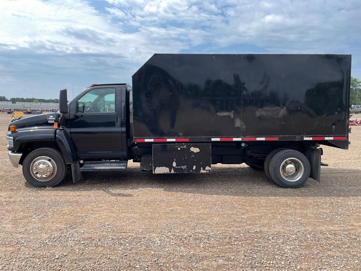 #1459-•-2005-chevrolet-5500-chipper-truck-(has-mn-title)-image-2