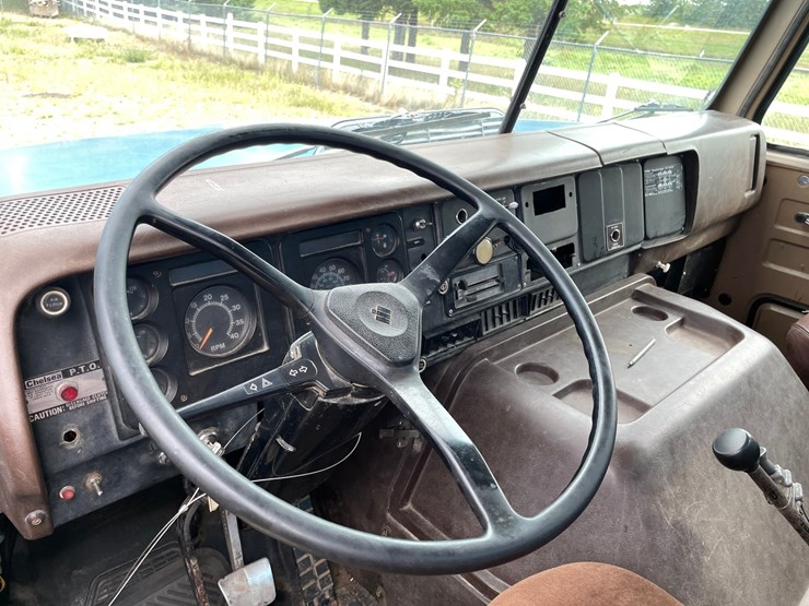 #1451-•-1979-international-f2275-grain-truck-(has-mn-title)-image-37
