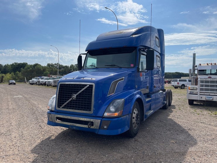 #1465-•-2007-volvo-ds-999-sleeper-cab-truck-tractor-(has-mn-title)-image-1