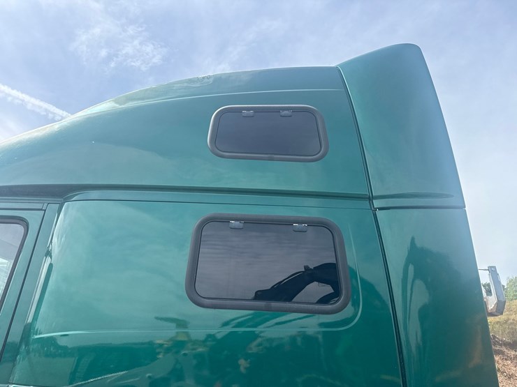 #61464-•-2007-volvo-vnl-sleeper-cab-truck-tractor-image-32