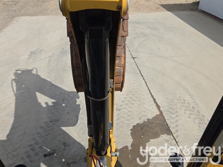 2019-caterpillar-420f2-image-40