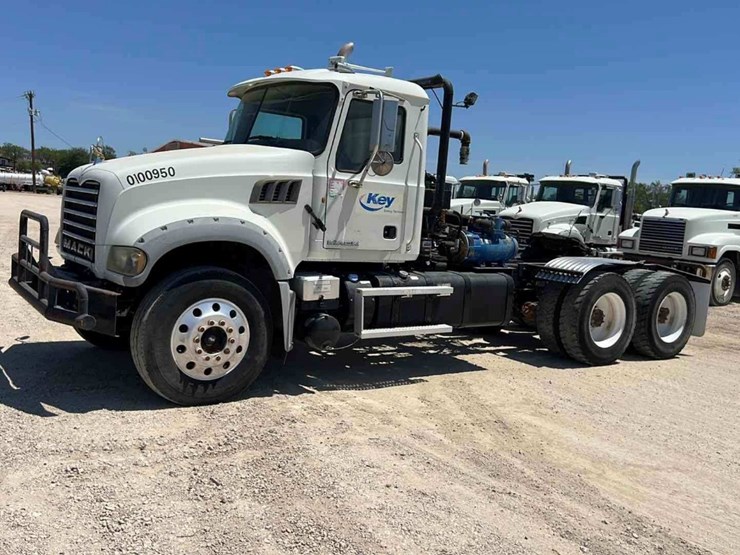 2011-mack-gu-(granite)-image-1