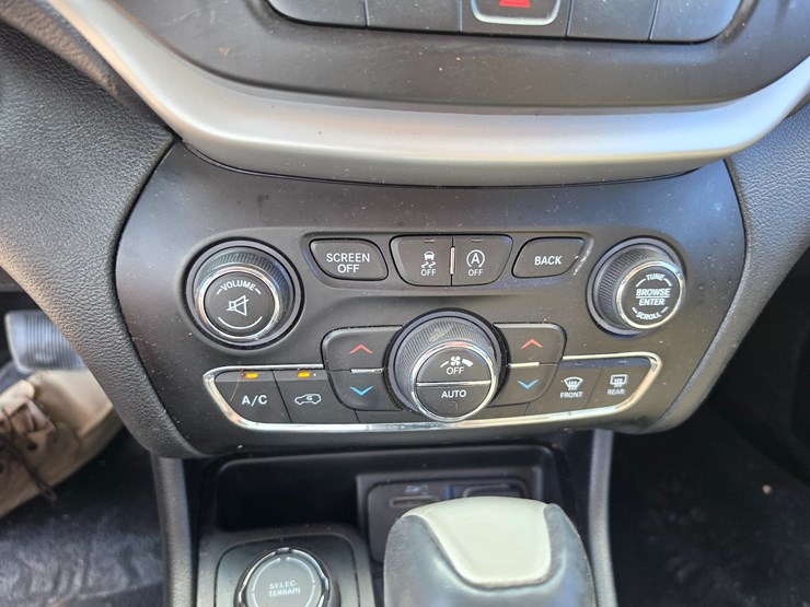 2015-jeep-cherokee-image-38