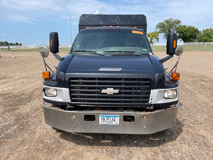 #1460-•-2008-chevrolet-c4500-chipper-truck-(has-mn-title)-image-8