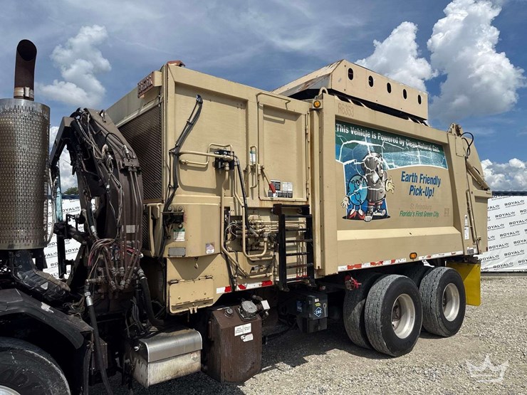 2014-peterbilt-320-image-11