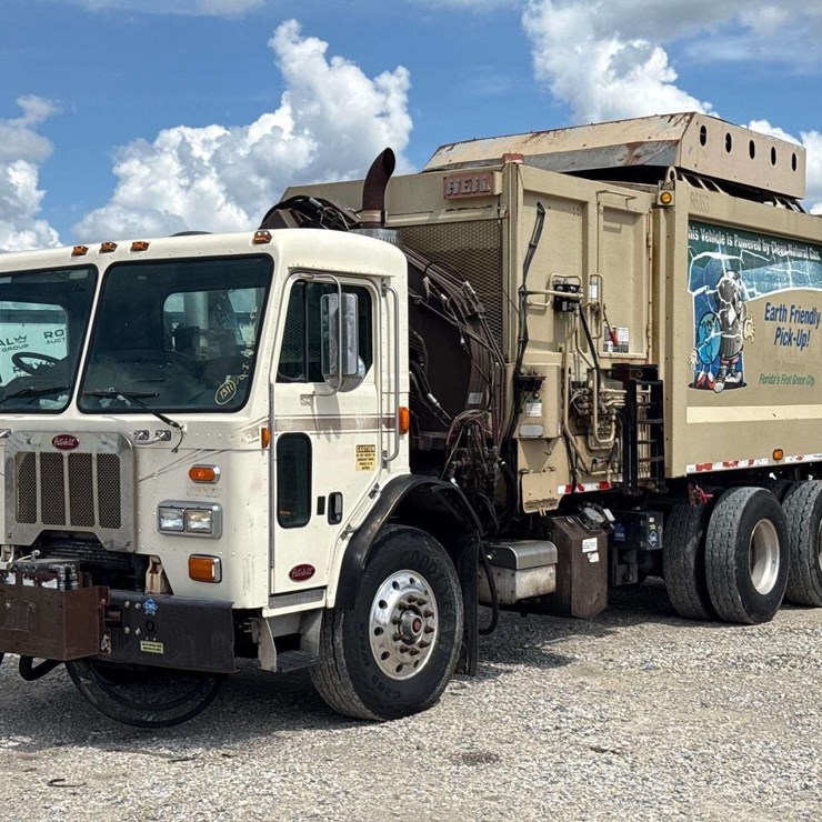2014 PETERBILT 320