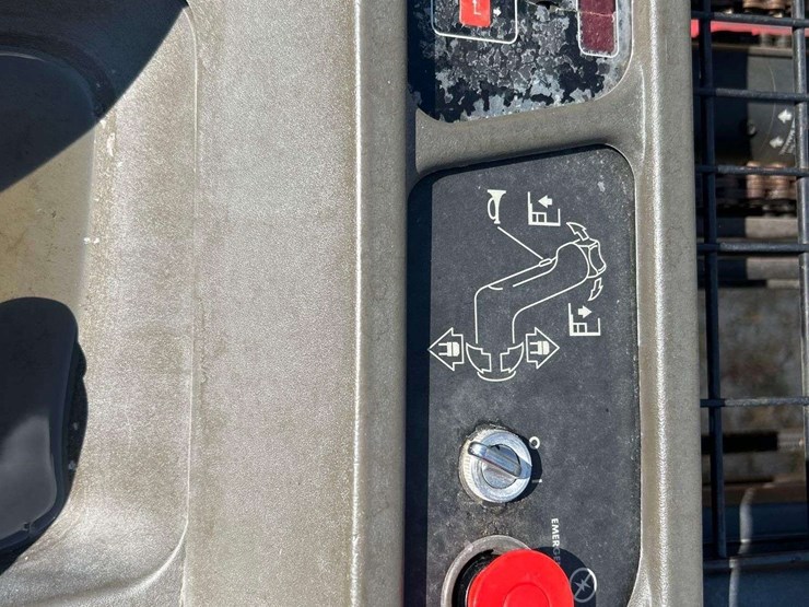 2006-raymond-560-opc30tt-36v-3000lb.-electric-forklift-image-8