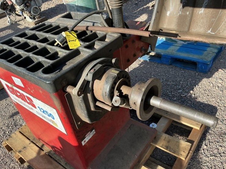 coats-1250-wheel-balancer-image-4