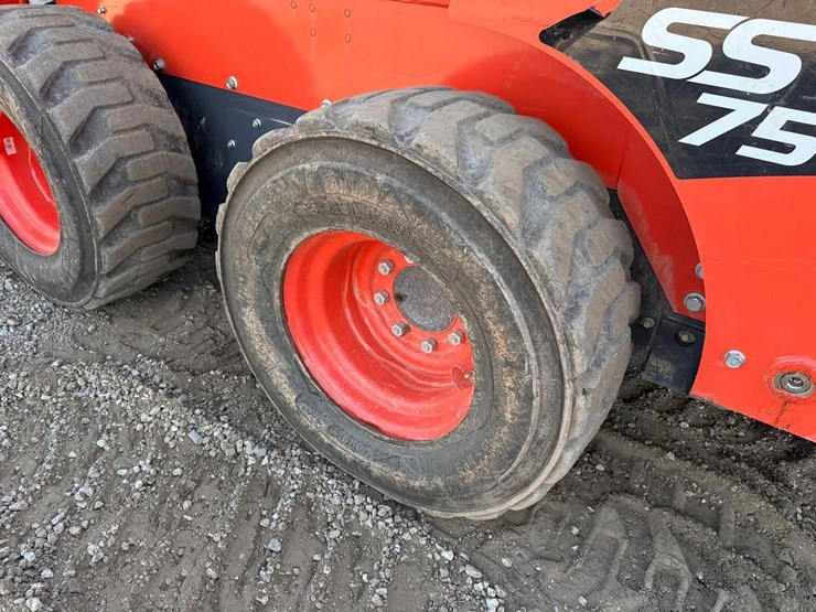 2025-kubota-ssv75-image-15